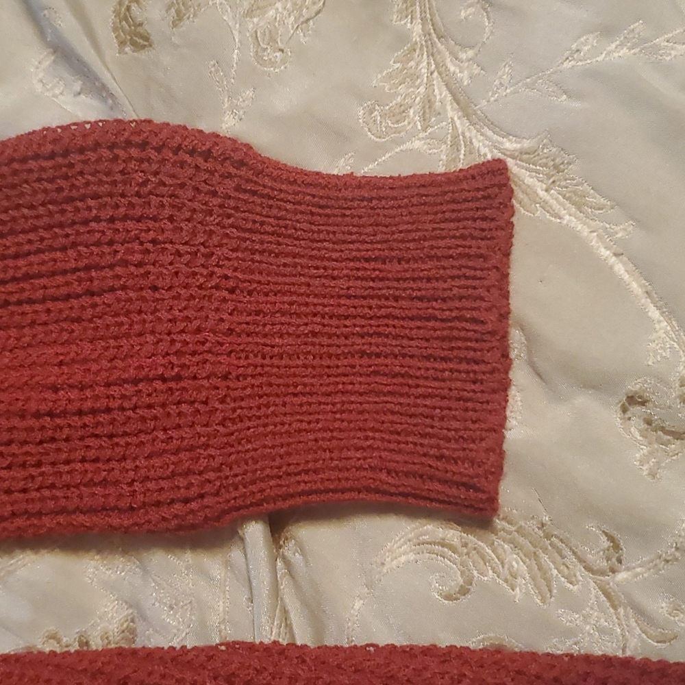 Red sweater - Picture 4 of 4